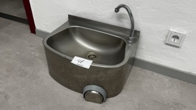 1 Edelstahlhandwaschbecken mit Knieschalter und Armatur